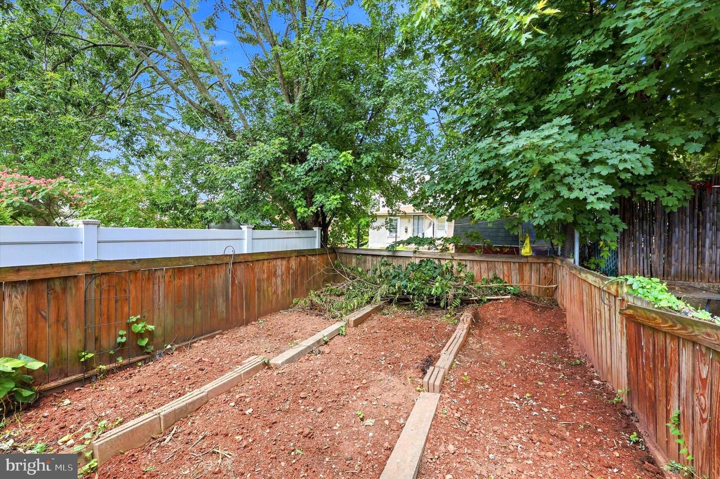 327 Summer St Property Photo 13