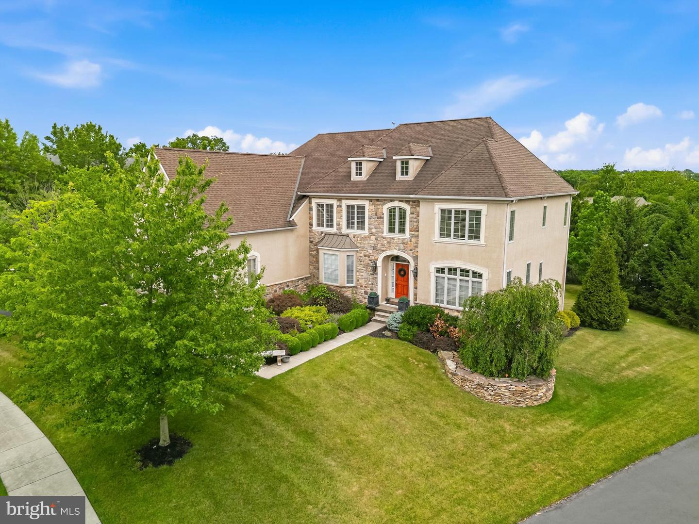 587 WOODVIEW LN #