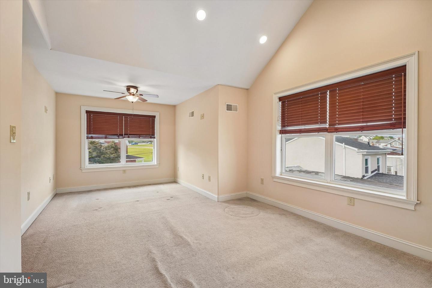439 Ford St Property Photo 8