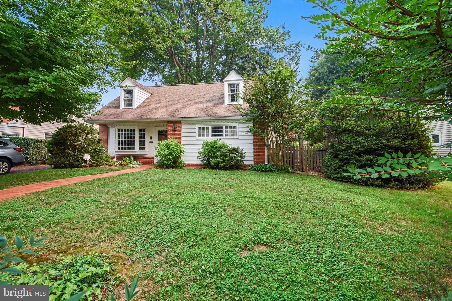 142 Oxford Cir Property Photo 3