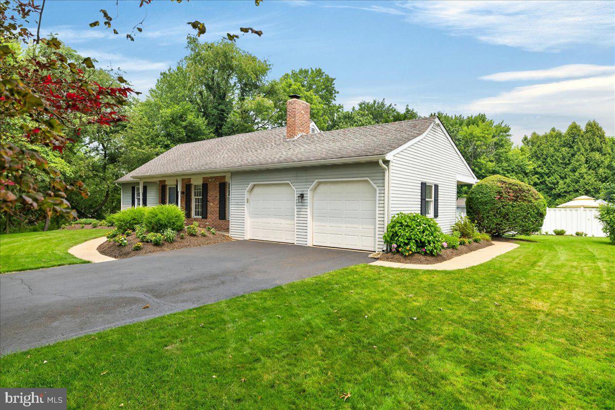2125 Berry Dr Property Photo 3