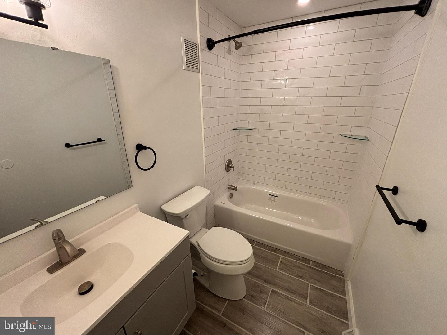 652 Summit St #a Property Photo 8