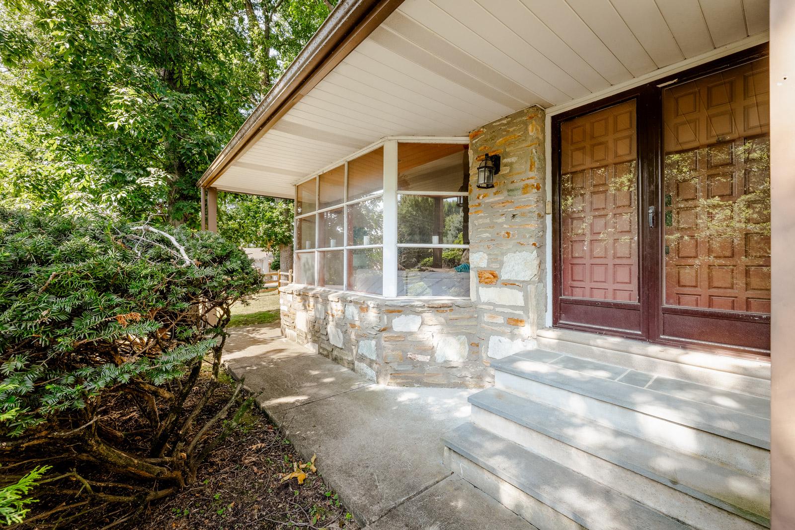 552 Cardinal Dr Property Photo 3