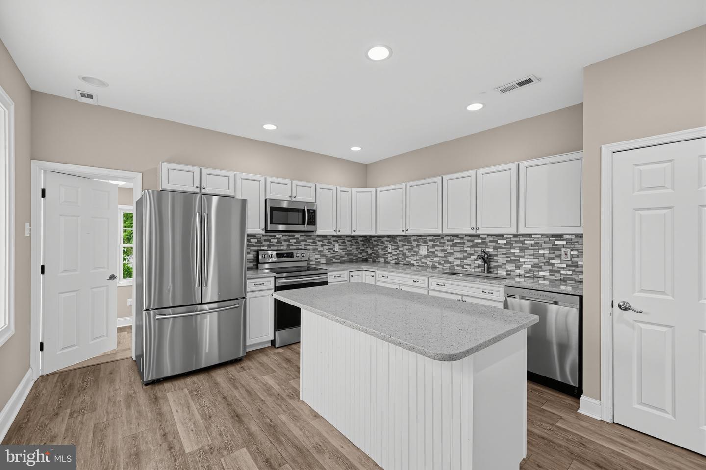 927 Spring Mill Ave Property Photo 3