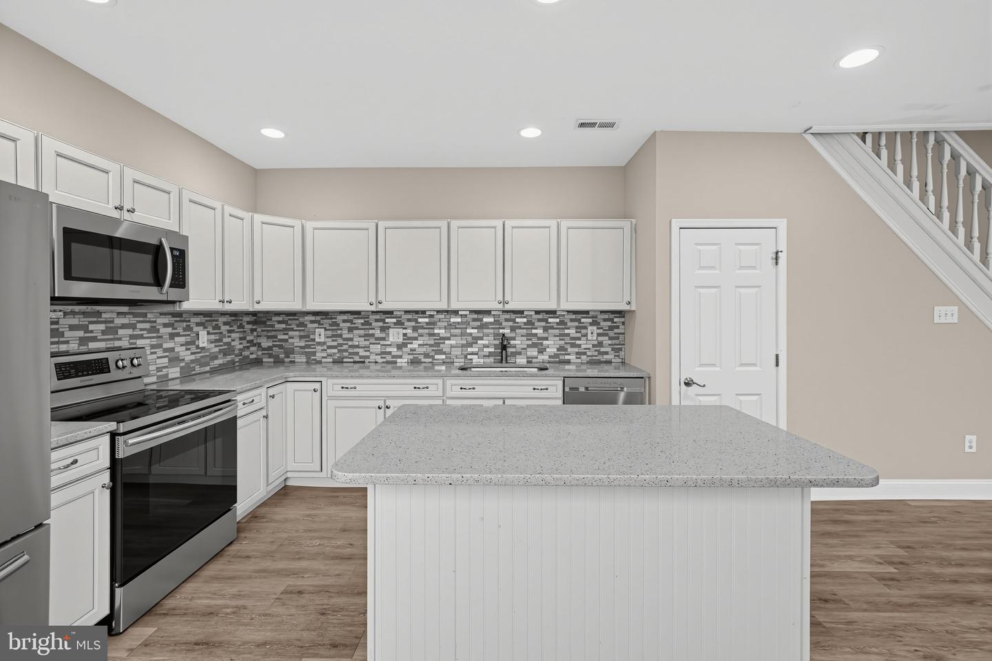 927 Spring Mill Ave Property Photo 4