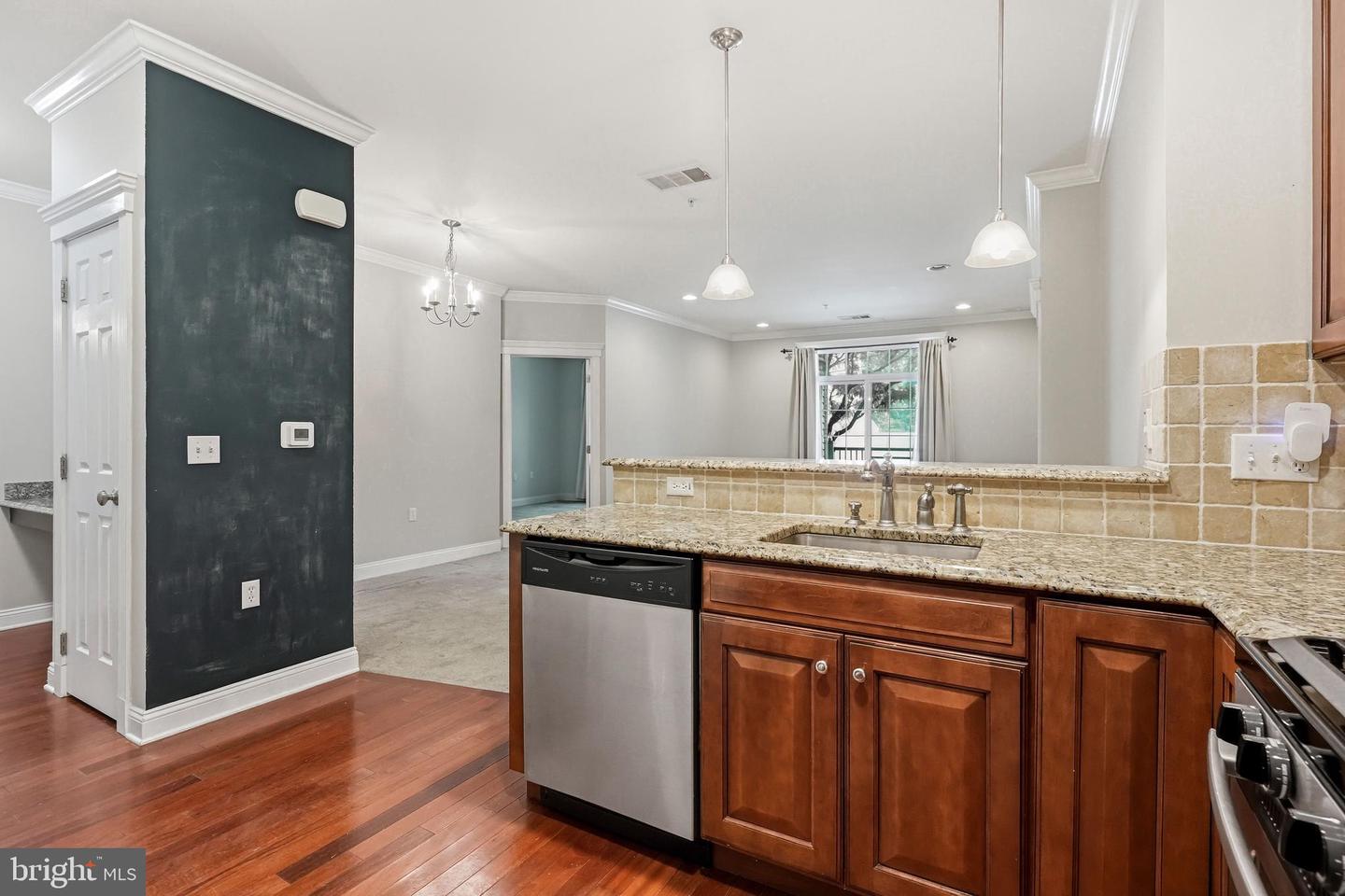 300 W Elm St #2129 Property Photo 16