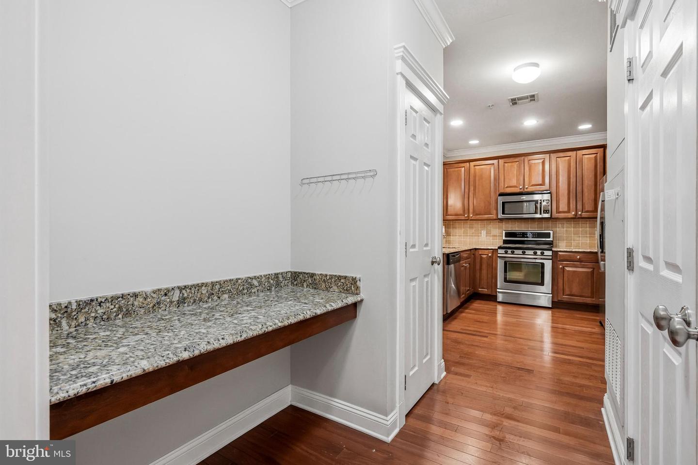 300 W Elm St #2129 Property Photo 17