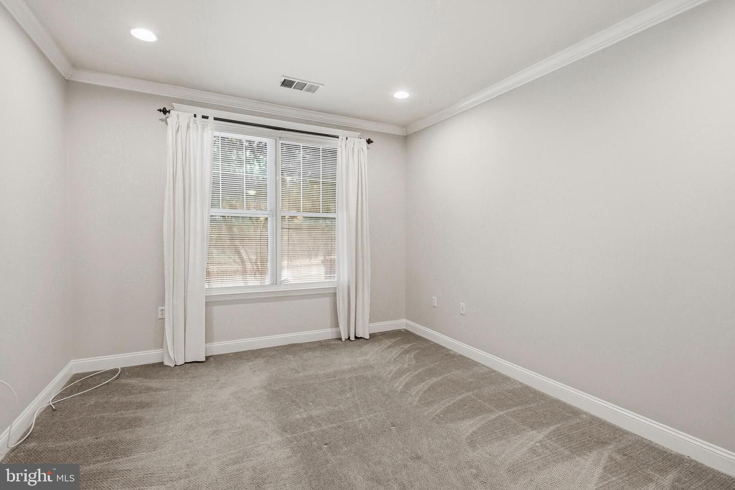 300 W Elm St #2129 Property Photo 21