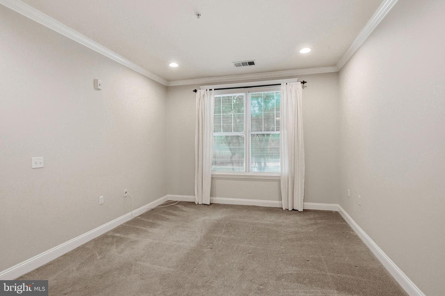 300 W Elm St #2129 Property Photo 22