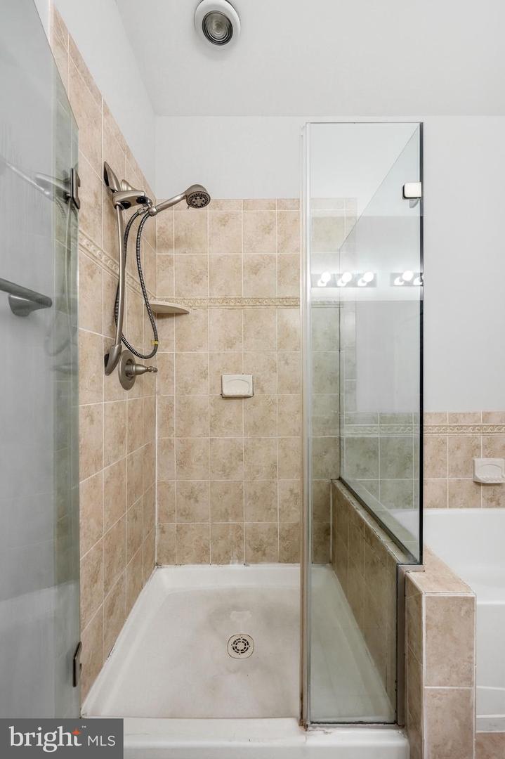 300 W Elm St #2129 Property Photo 28