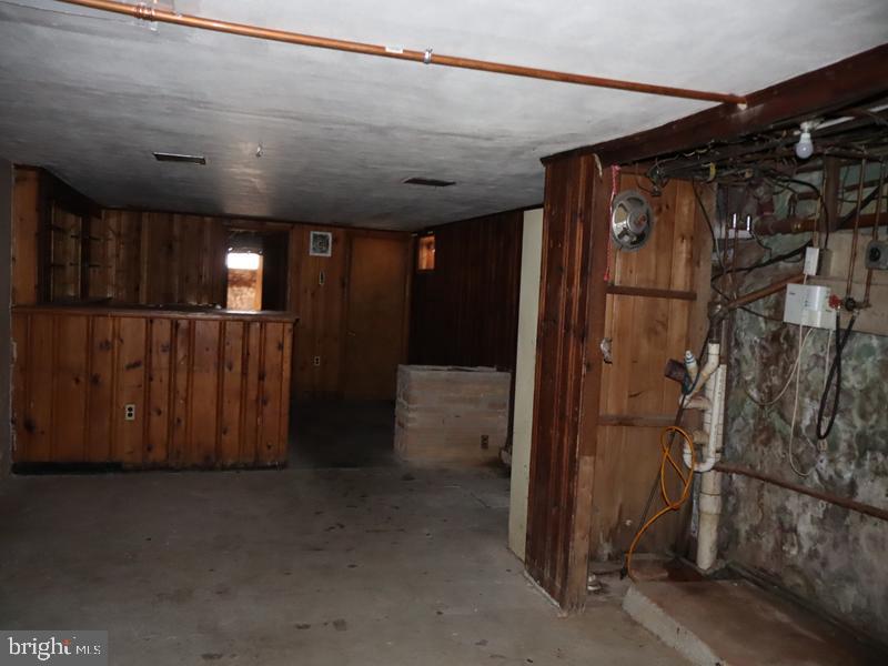 931 W Marshall St Property Photo 10