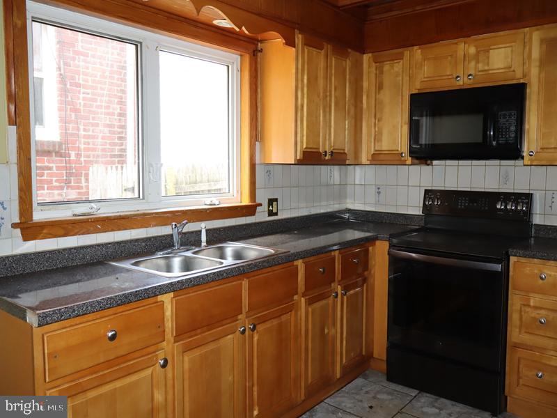 931 W Marshall St Property Photo 14