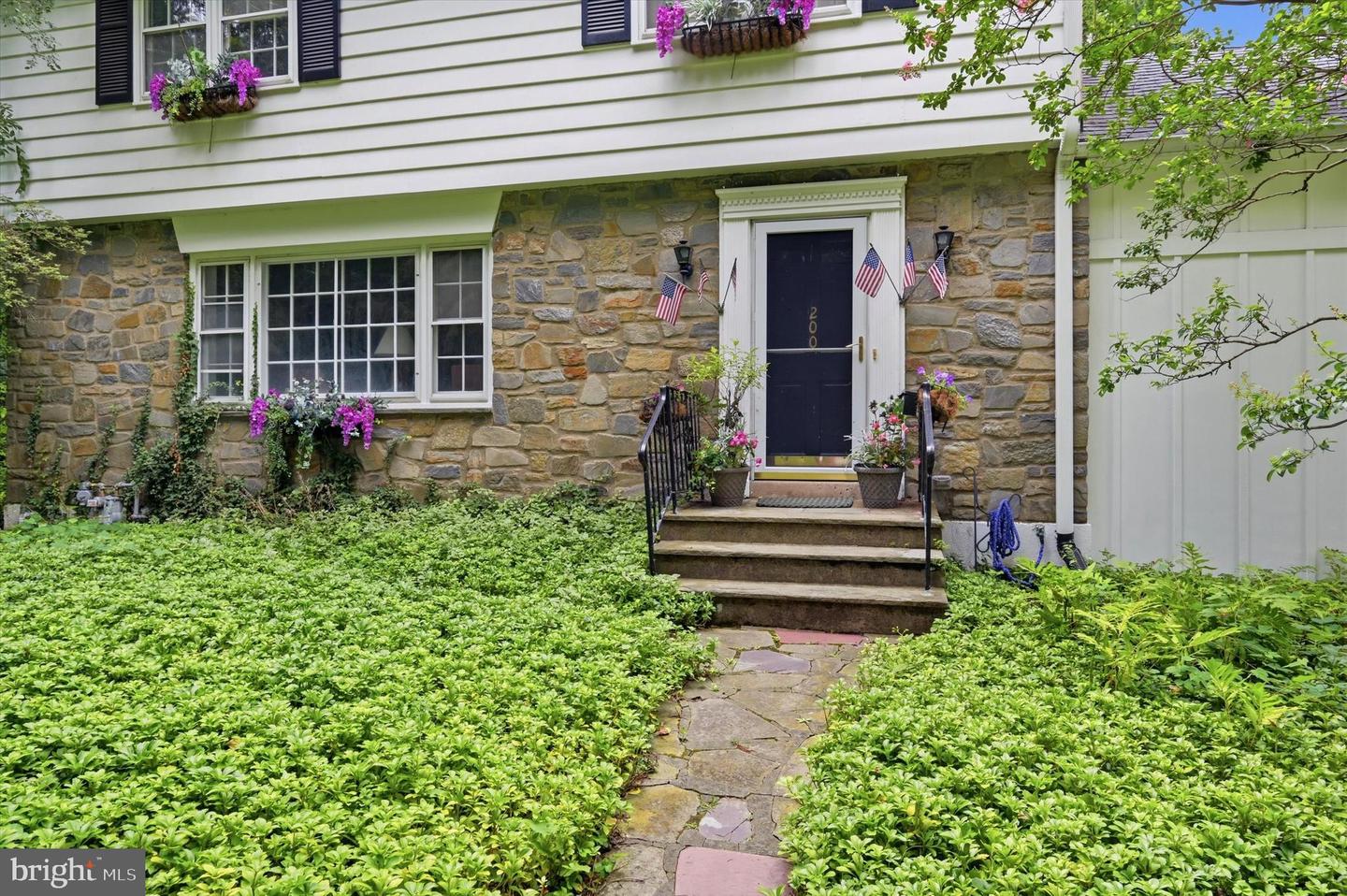 200 Ladbroke Rd Property Photo 2