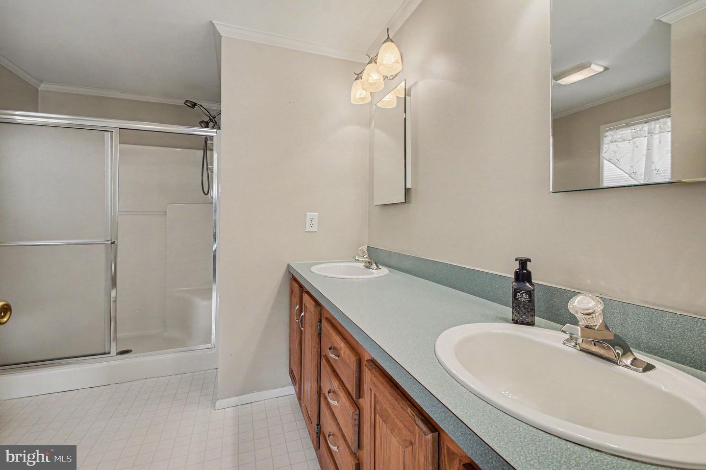 10 Juniper Ct W Property Photo 18