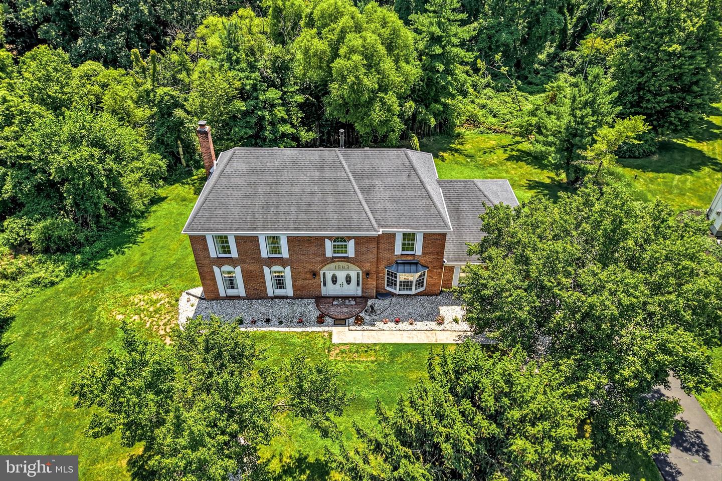 1843 Beacon Hill Dr Property Photo 3
