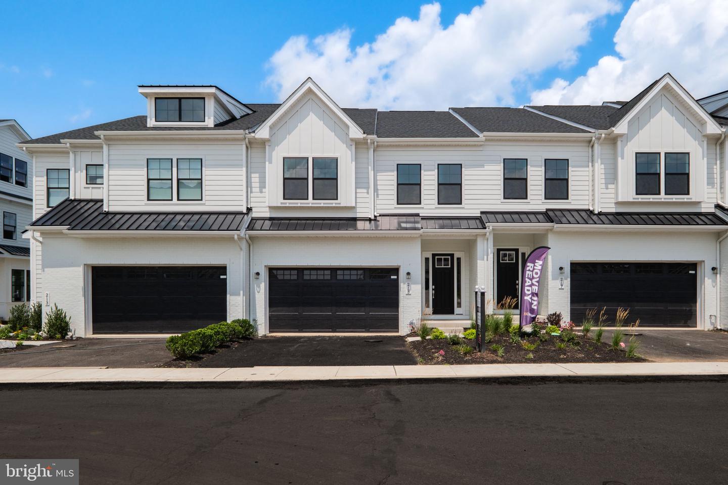 215 River Trail Cir Property Photo 1