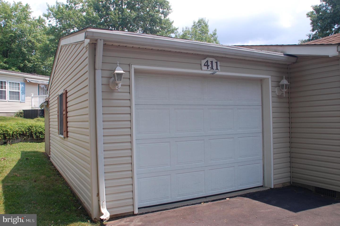 411 Westbury Dr Property Photo 3