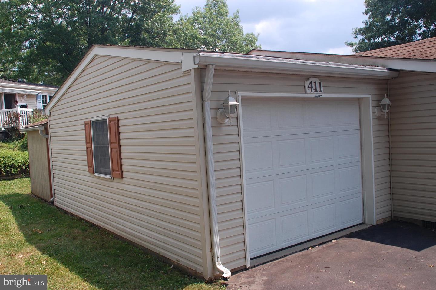 411 Westbury Dr Property Photo 36