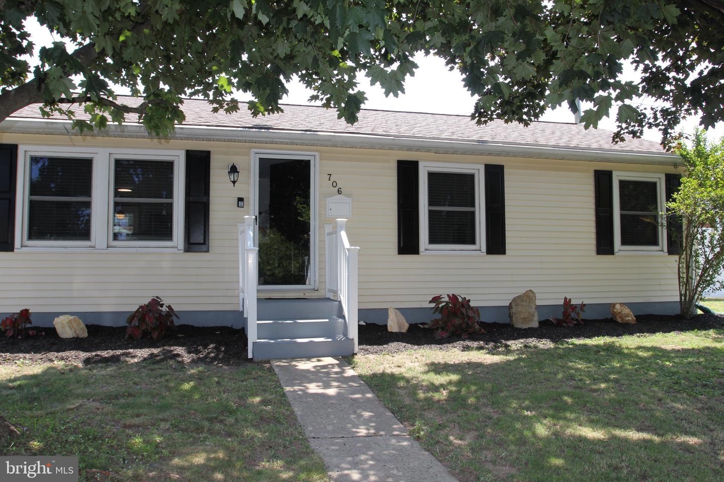706 Logan St Property Photo 3
