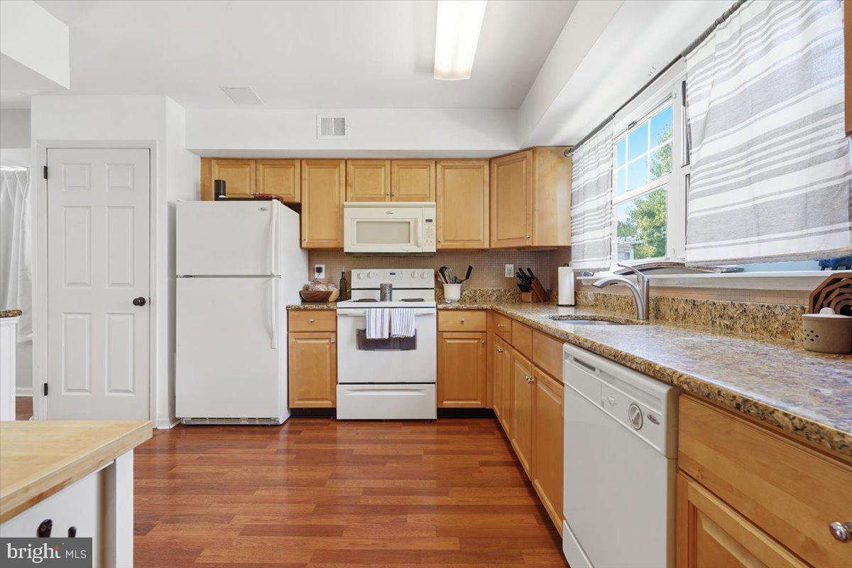 29 Barclay #204 U-29 Property Photo 8