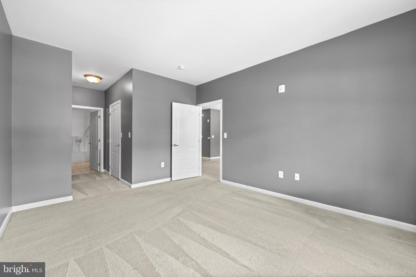 350 W Elm St #3122 Property Photo 16