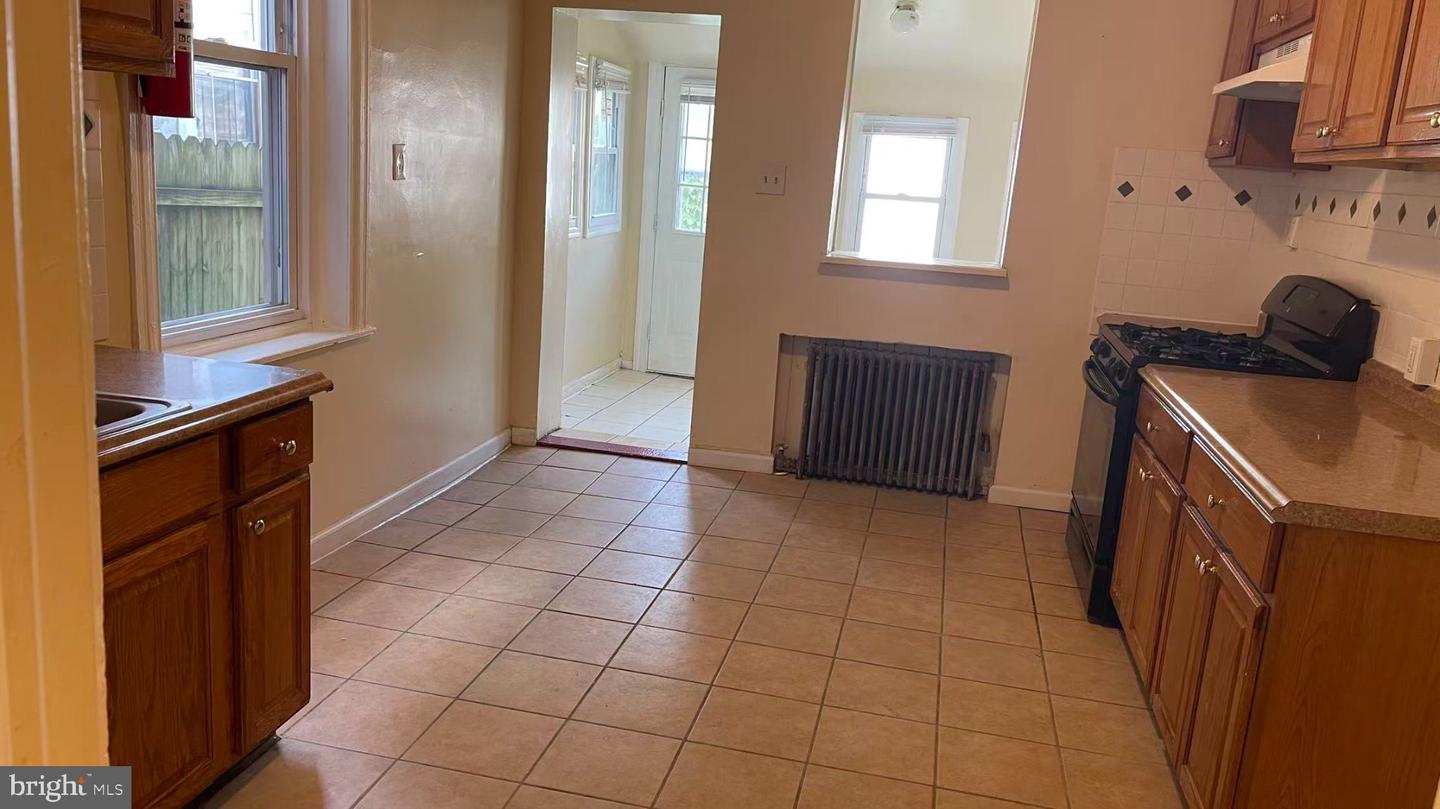 247 E Oak St Property Photo 5