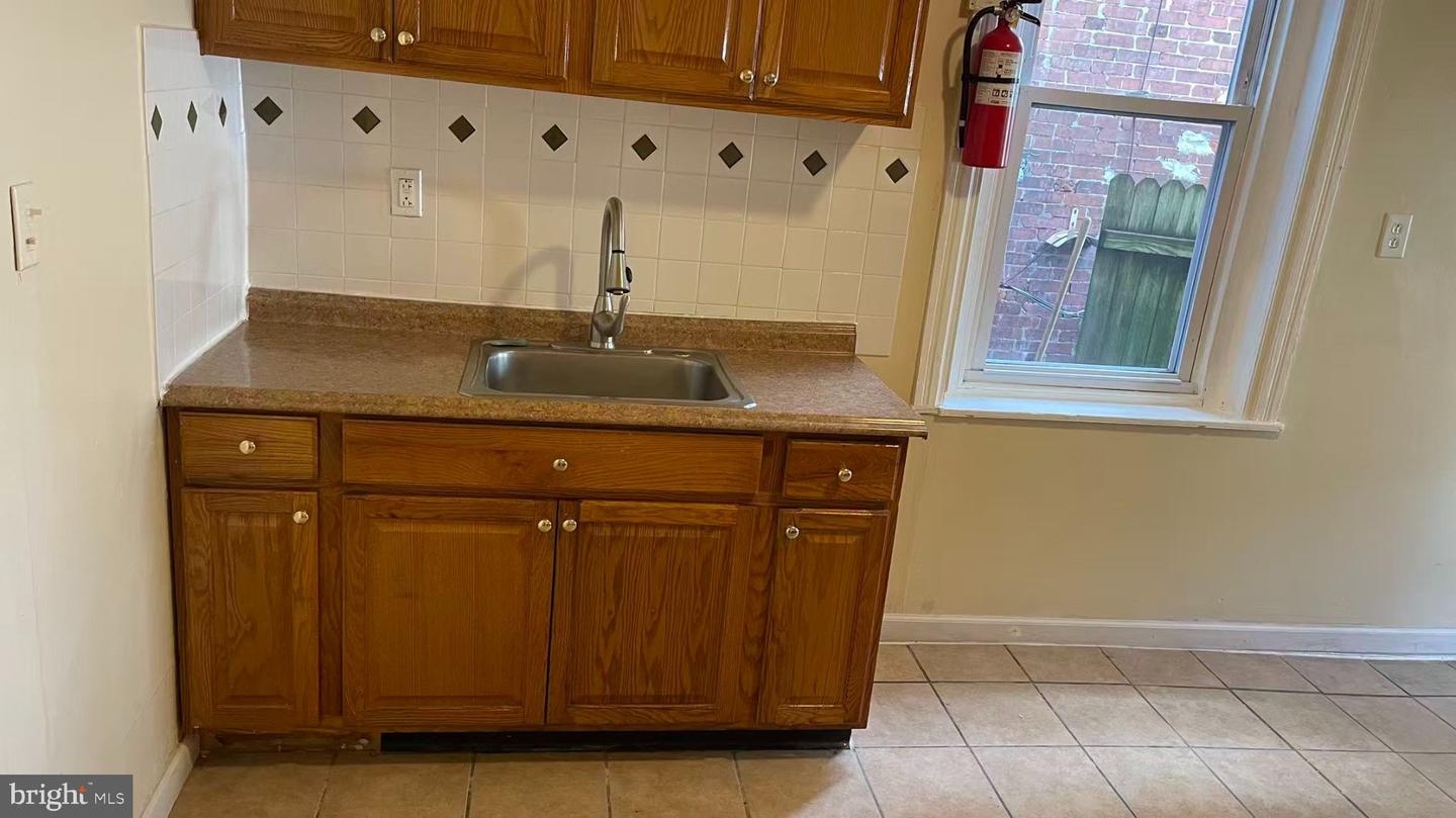 247 E Oak St Property Photo 7