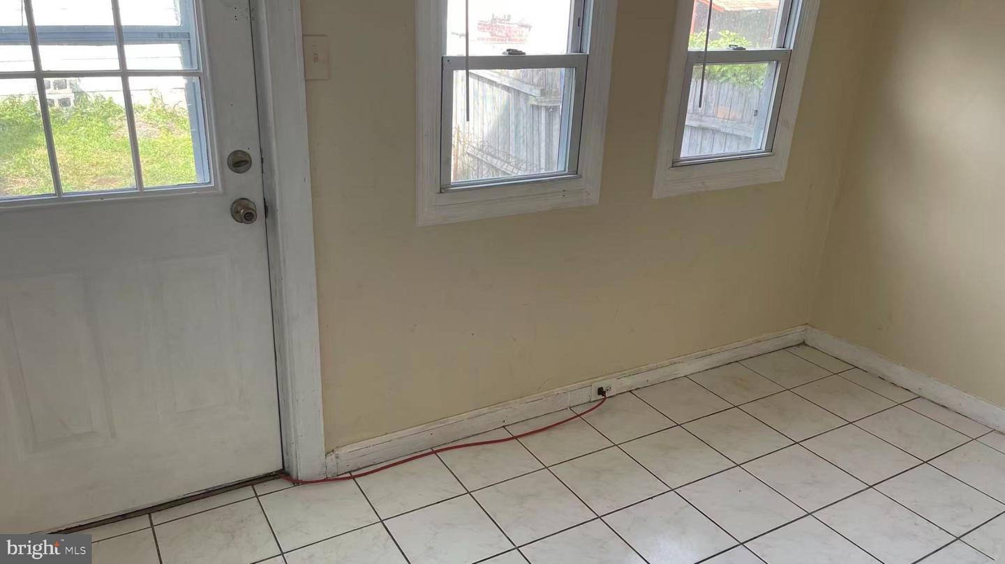 247 E Oak St Property Photo 10