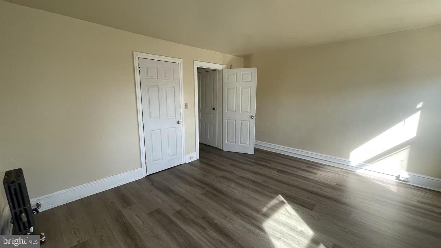 247 E Oak St Property Photo 17