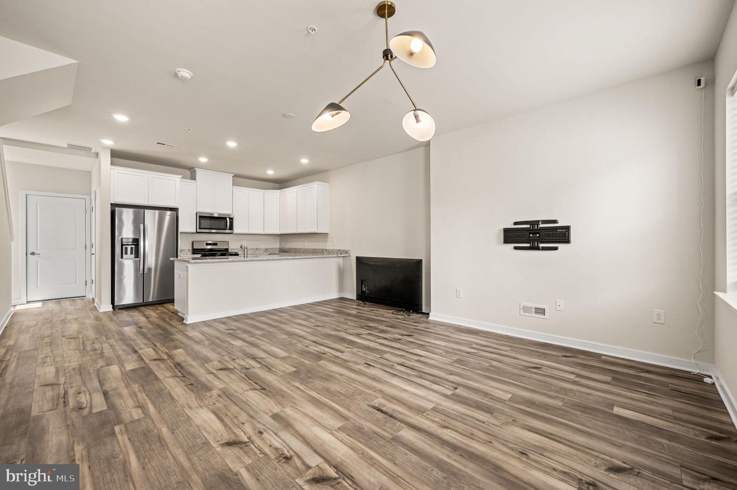 13 Ford St #a Property Photo 6