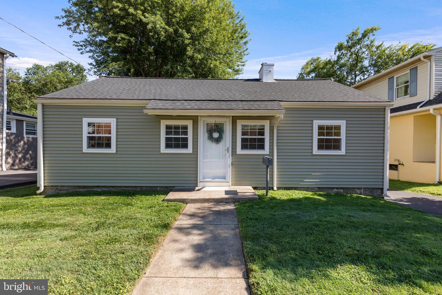 16 Haws Ln Property Photo 1