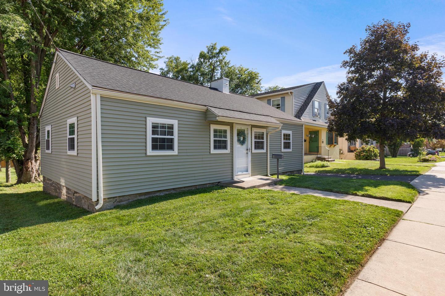 16 Haws Ln Property Photo 1