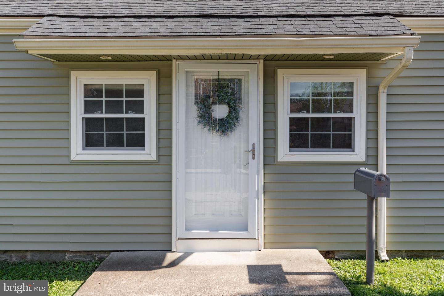 16 Haws Ln Property Photo 3