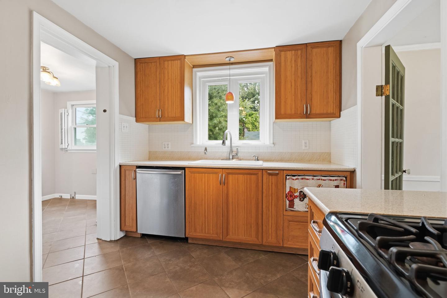 215 Evans Ave Property Photo 10