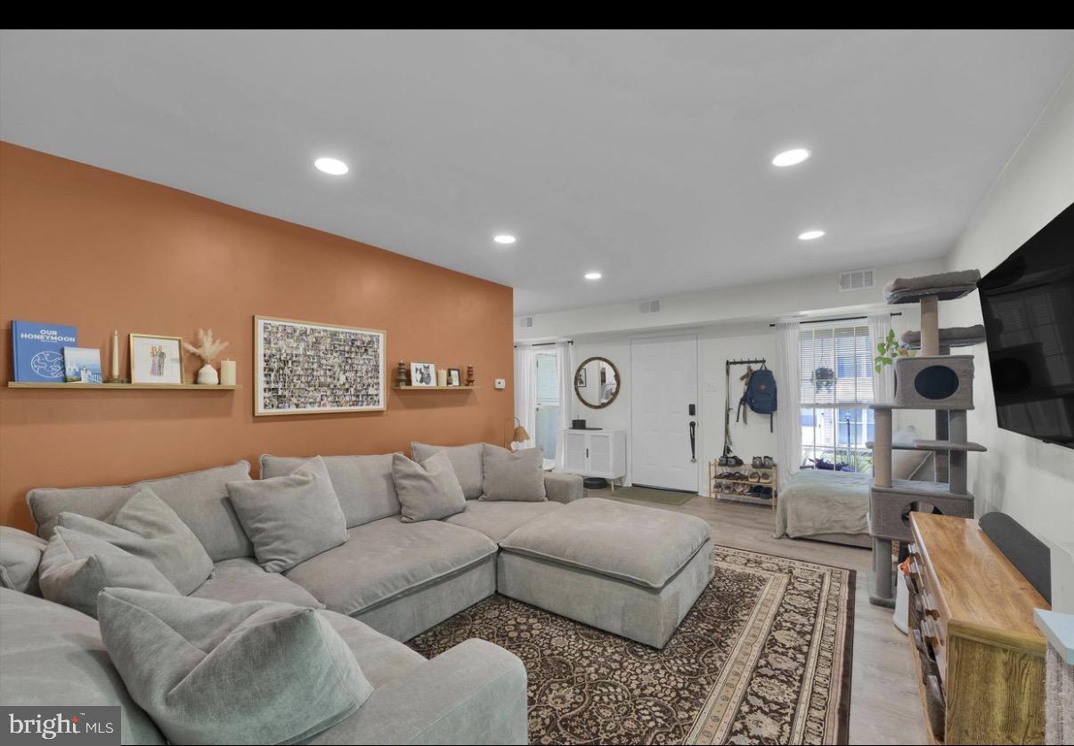 406 Middleton Pl Property Photo 2