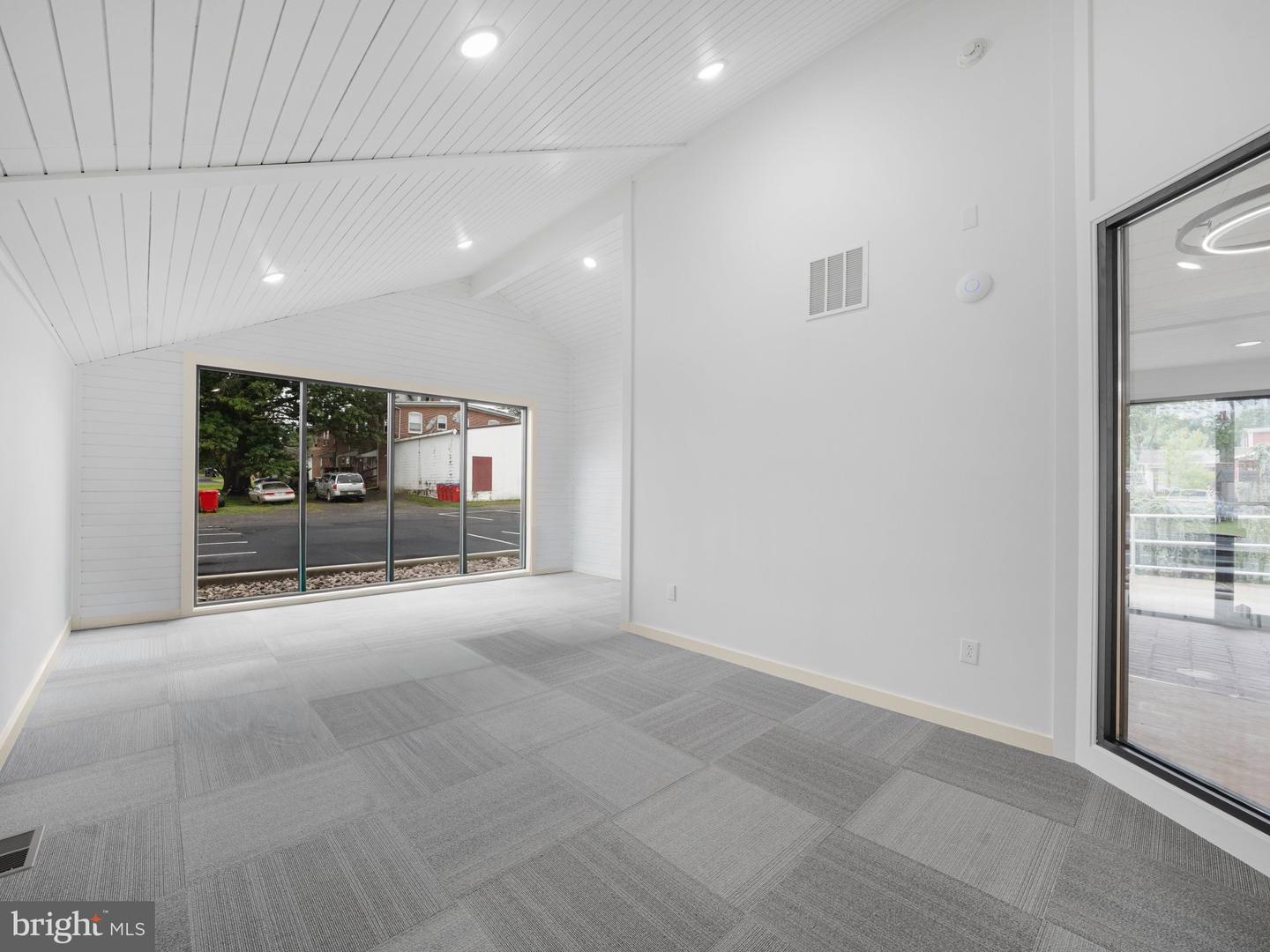 555 Glasgow St Property Photo 8