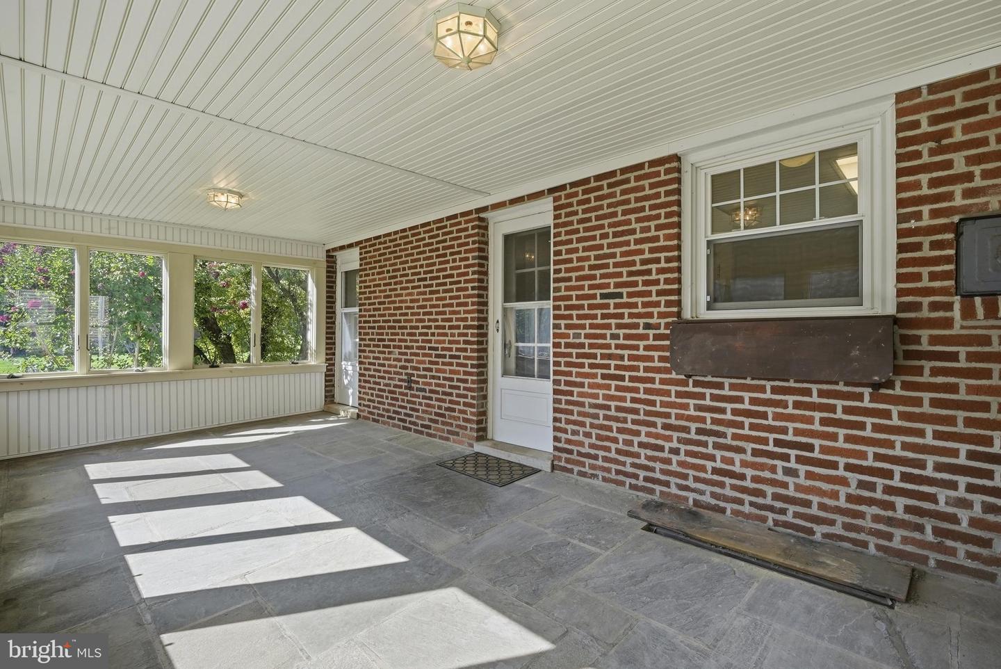 420 Kingston Rd Property Photo 4