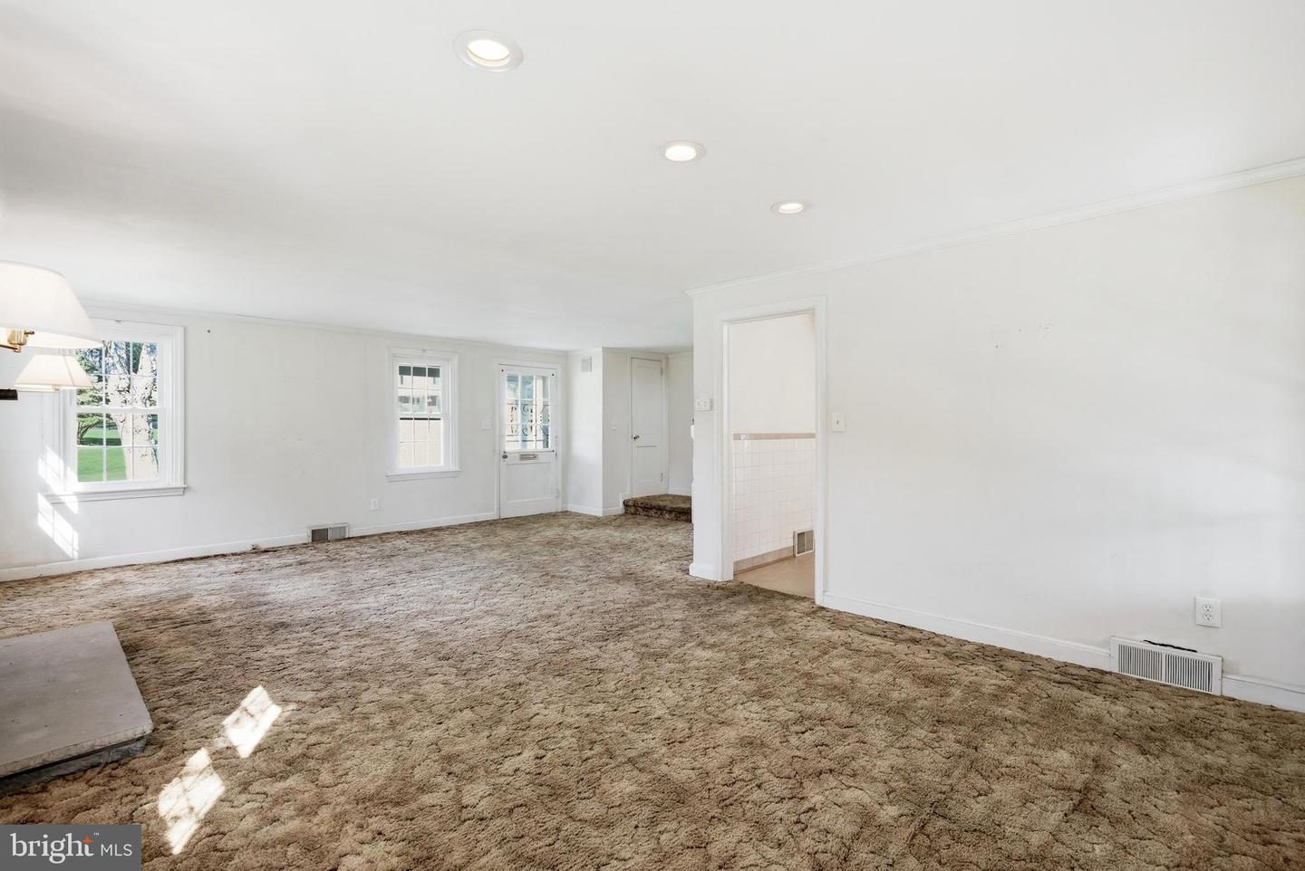 420 Kingston Rd Property Photo 6