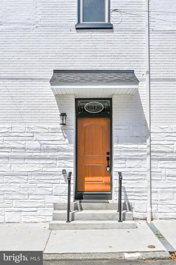 151 N YORK ST #B Property Photo 1