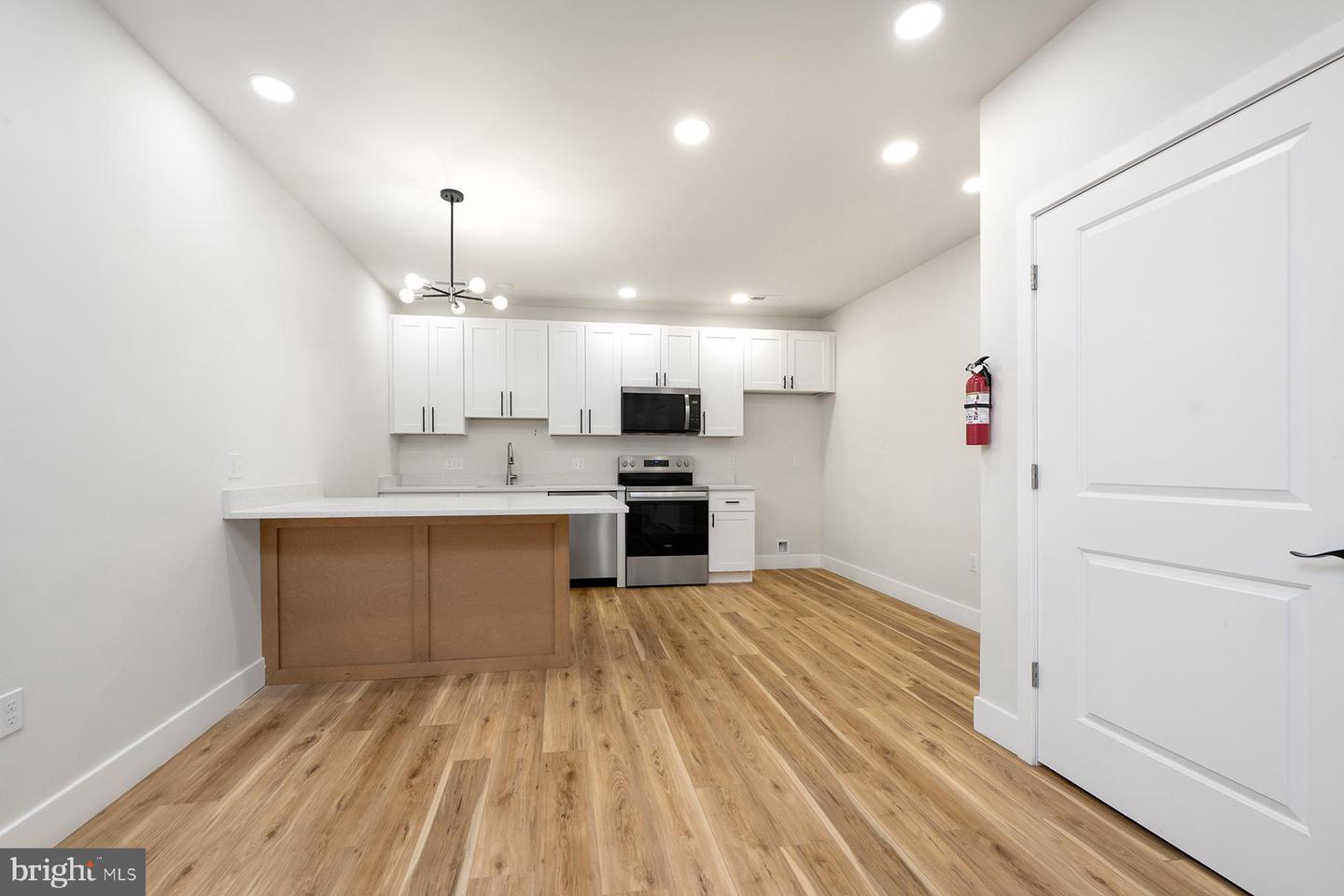 151 N York St #b Property Photo 2