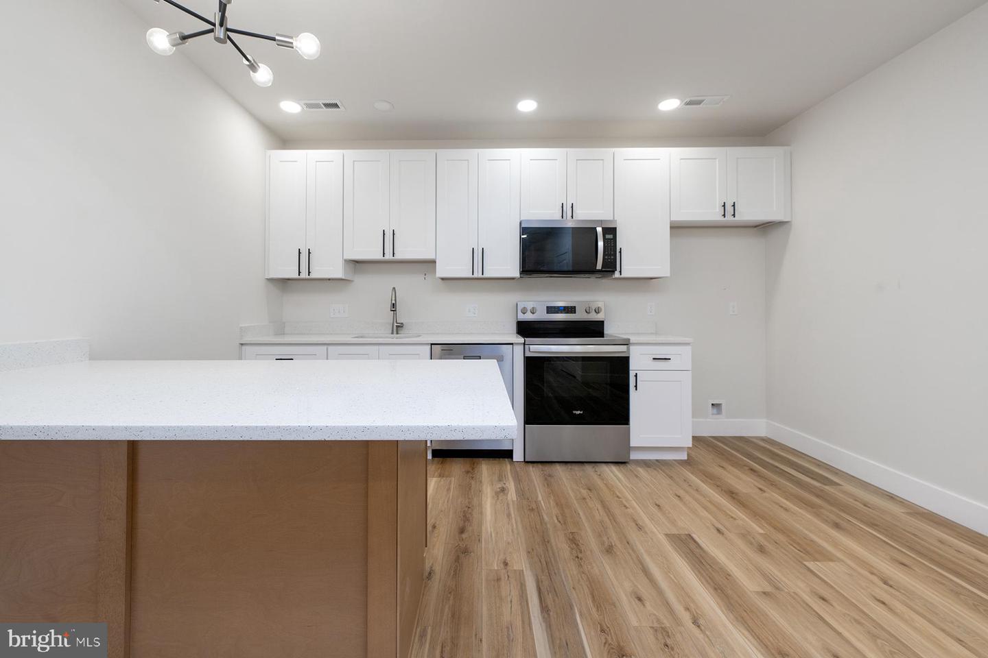 151 N York St #b Property Photo 4