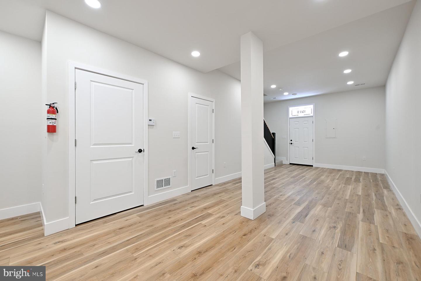 151 N York St #b Property Photo 5