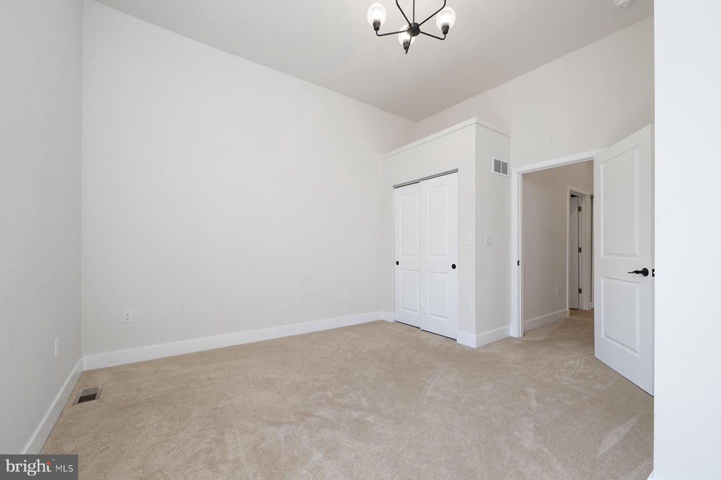 151 N York St #b Property Photo 8