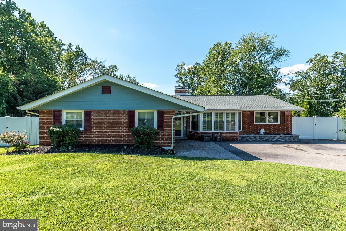 608 Oriole Ln Property Photo 2