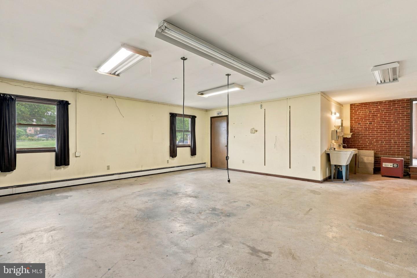 300 S Broad St Property Photo 15