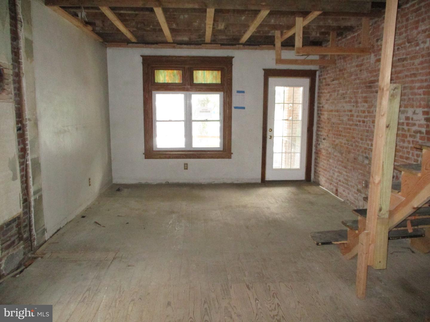 58 W 5th St Property Photo 3