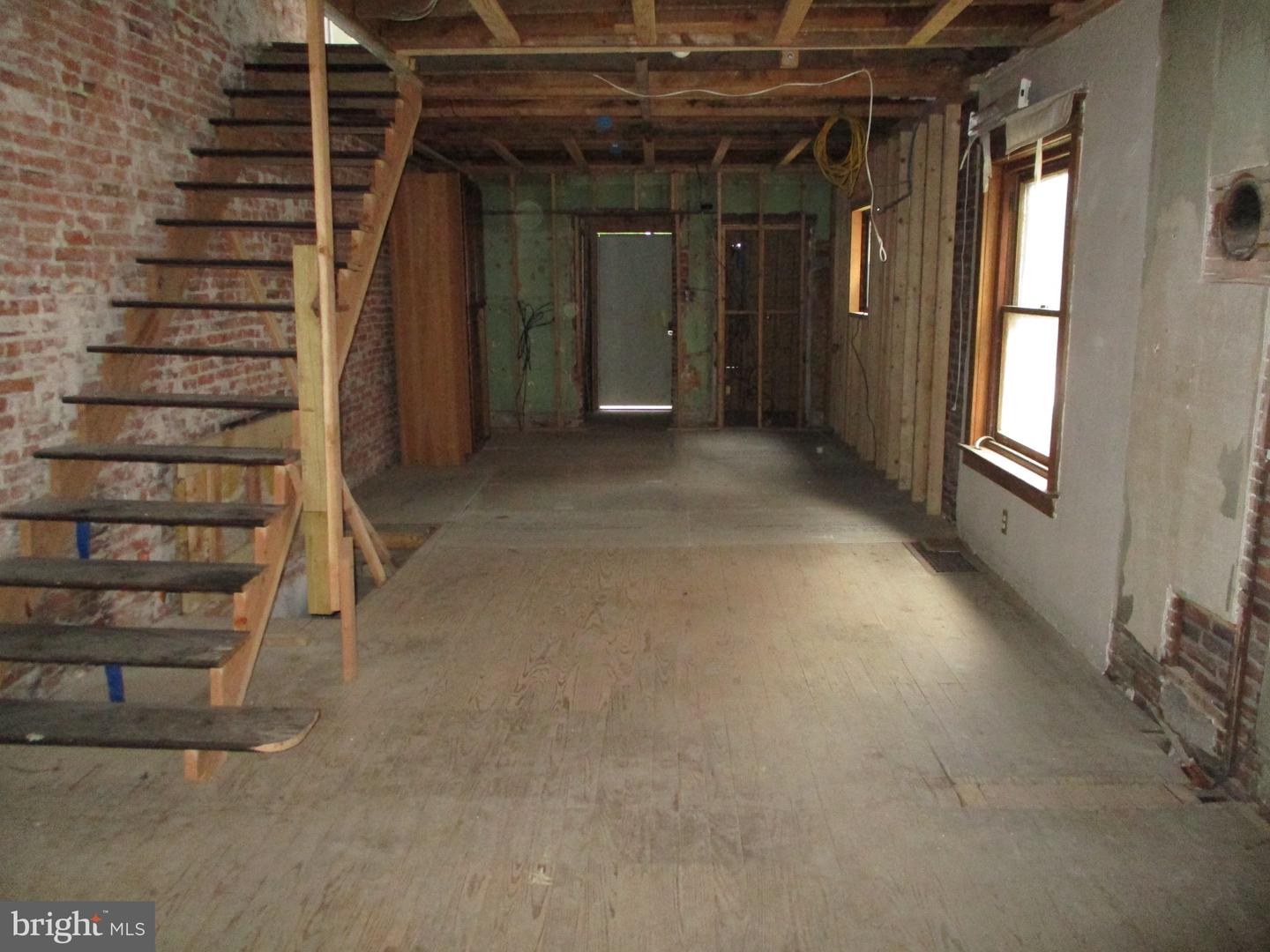 58 W 5th St Property Photo 5