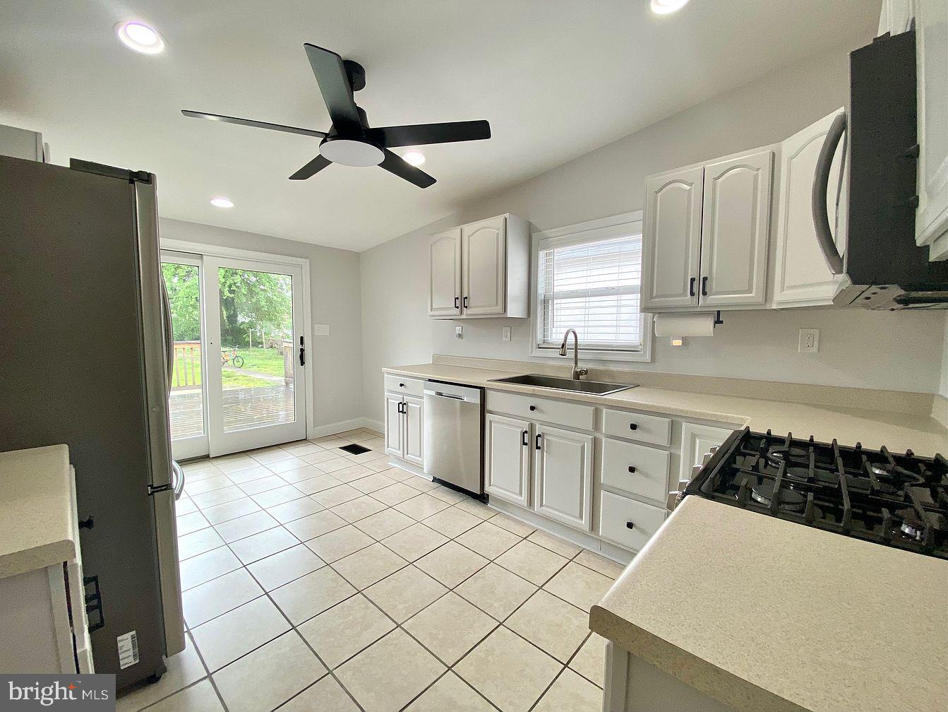 120 W 3rd St # Property Photo 2