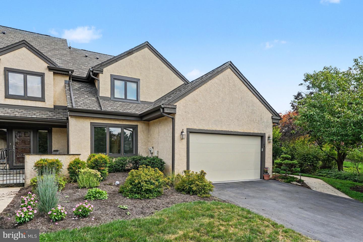 944 Hedgerow Ct Property Photo 1
