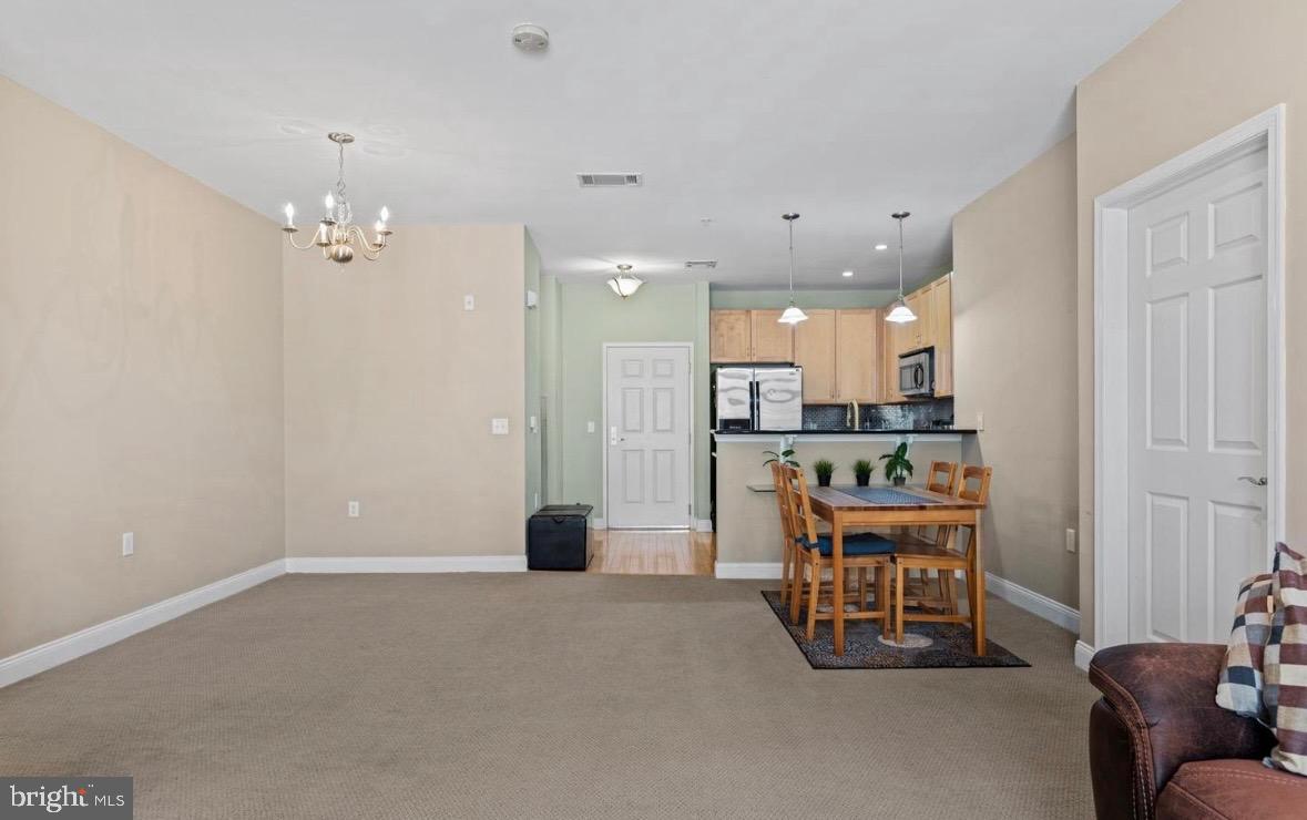 200 W Elm St #1207 Property Photo 5